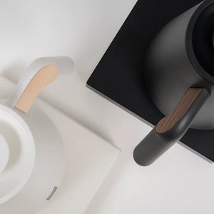 Detalle de la tetera eléctrica negra y blanca con detalles de madera para barista y accesorios de café de filtro de Timemore