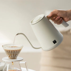 Hervidor eléctrico blanco con pico estrecho y mango de madera para precisión en la preparación de café de Timemore, todo sobre café.