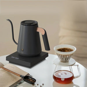 Hervidor eléctrico negro con detalle de madera en el mango y pico estrecho para barista y accesorios de café de filtro, todo sobre café.