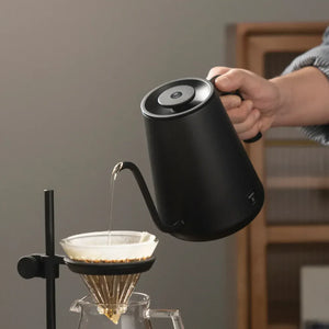 Hervidor eléctrico negro con pico estrecho para verter con precisión, de Timemore y preparar accesorios todo sobre café.