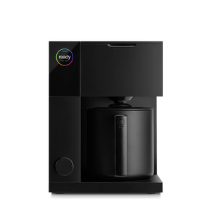 Cafetera negra con pantalla digital y jarra, parte de Fellow, Cafetera, Últimas novedades, todo sobre café.