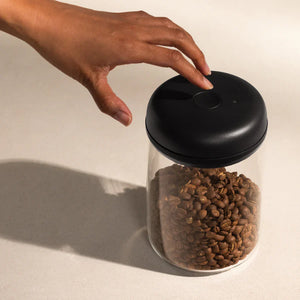 Tarro de vidrio con cierre eléctrico al vacío negro para granos de café, parte de EspressoGear, Fellow, Almacenamiento, todo sobre café