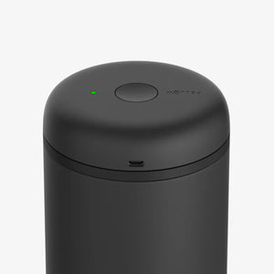 Frasco de almacenamiento al vacío eléctrico mate negro para café con indicador LED, parte de Fellow, Almacenamiento, Últimas novedades, todo sobre café.