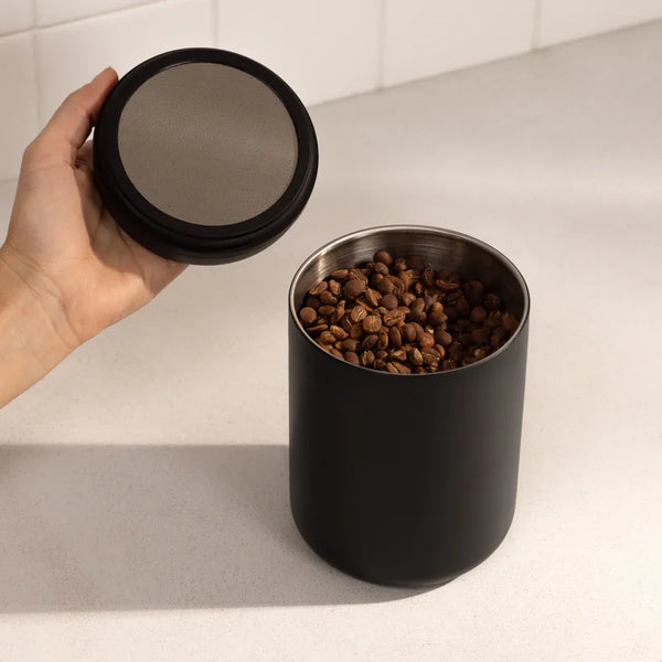 Fellow Atmos Contenedor eléctrico de almacenamiento al vacío con tapa de 0,7 l, color negro