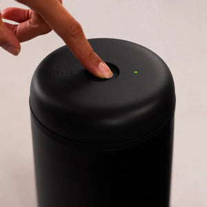 Recipiente eléctrico de vacío negro para almacenamiento de café con botón e indicador LED, parte de Fellow, EspressoGear, Almacenamiento, Últimas novedades, todo sobre café.