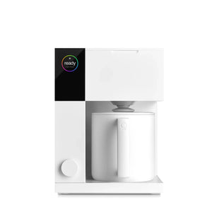 Moderna cafetera blanca para preparación manual con precisión y control, parte de Fellow, todo sobre café.