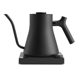 Hervidor eléctrico negro con cuello de cisne estrecho y botón de control, parte de Hervidores, EspressoGear, todo sobre café.