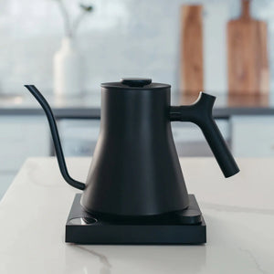 Hervidor eléctrico negro con cuello de cisne delgado en la unidad base, parte de Fellow, Hervidor, EspressoGear, todo sobre café.