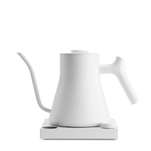 Hervidor eléctrico blanco con cuello de cisne estrecho y control digital de temperatura, parte de Fellow, EspressoGear, todo sobre café