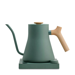 Gris hervidor eléctrico con mango de madera y pico estrecho para precisión, parte de Fellow, EspressoGear, todo sobre café