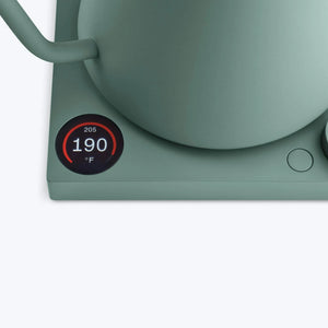 Hervidor eléctrico verde con pantalla digital de temperatura y botón, parte de Fellow, EspressoGear, Hervidor, todo sobre café