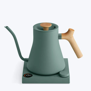 Hervidor de agua verde con mango de madera y pico largo y delgado para una preparación precisa, parte de Fellow, EspressoGear, todo sobre café