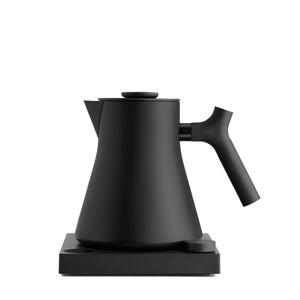 Hervidor de agua negro mate con forma equilibrada y precisión para preparar, parte de Fellow, accesorios para preparar, todo sobre café