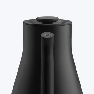 Hervidor de agua negro mate con diseño elegante y mango ergonómico, parte de Fellow, EspressoGear, todo sobre café