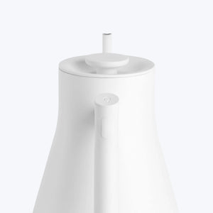 Hervidor eléctrico blanco con pico estrecho y control digital, parte de Fellow, Hervidor, EspressoGear, todo sobre café