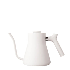 Hervidor eléctrico blanco con pico estrecho para verter con precisión, parte de Hervidores y EspressoGear, todo sobre café.