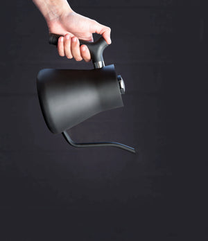Hervidor de agua negro mate con pico de cuello de cisne estrecho y mango ergonómico, accesorios para barista, todo sobre café.