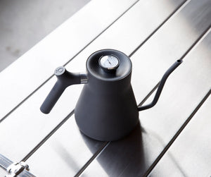 Hervidor de agua mate negro con cuello de cisne estrecho y termómetro incorporado, accesorios para preparar café, todo sobre café.