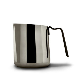 Jarra de leche de acero inoxidable con vertido preciso para latte art, mango ergonómico, accesorios de espresso para baristas, todo sobre café.