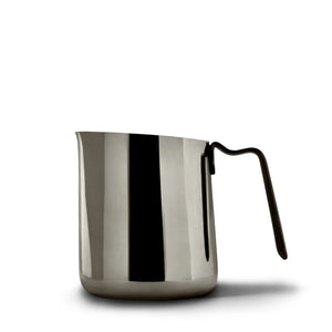 Jarra de leche de acero inoxidable pulido con mango ergonómico, perfecta para latte art, accesorios de espresso, todo sobre café.