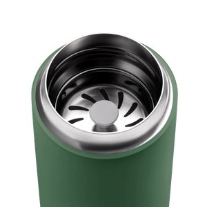 Detalle de tapa aislada con filtro incorporado de acero inoxidable para vaso take away verde, Fellow, todo sobre café.