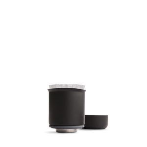 Molinillo de café manual negro mate con base plana para una extracción uniforme, parte de EspressoGear, todo sobre café.