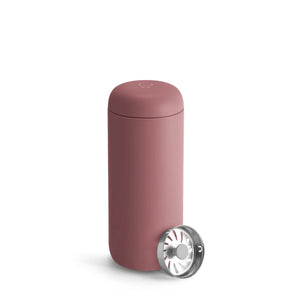 Taza de viaje reutilizable en tono rosa con diseño minimalista y tapa desmontable, parte de Fellow, Take away, todo sobre café