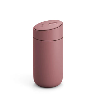 Taza de viaje reutilizable en rosa humo con tapa deslizante, parte de Fellow, para llevar, Últimas novedades, todo sobre café.