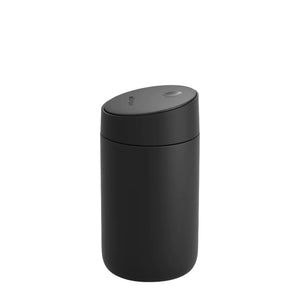 Taza térmica negra con tapa deslizante para take away, parte de Fellow y EspressoGear, todo sobre café.
