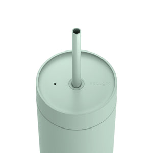Vaso de viaje aislado verde menta con pajilla para bebidas frías, parte de Fellow, Take away, EspressoGear, todo sobre café.