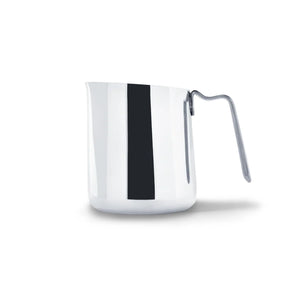 Jarra de leche pulida de acero inoxidable con boquilla de vertido precisa, parte de Accesorios de Espresso y Jarra de leche, todo sobre café.