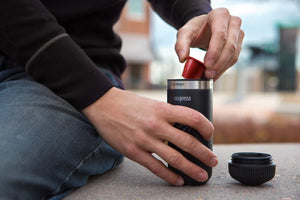 Adaptador de cápsulas portátil negro para Nespresso OriginalLine conectado a Nanopresso, de Senaste nytt y Barista Espresso.