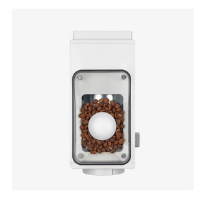 Molino eléctrico blanco para espresso con granos en el contenedor, parte de Fellow y EspressoGear, todo sobre café.