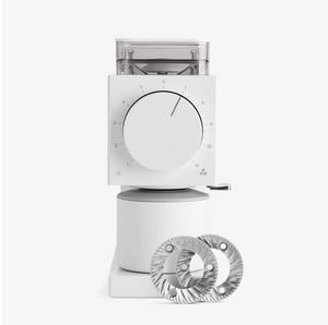 Molino de café eléctrico blanco con grado de molienda ajustable y muelas de acero inoxidable adicionales, Fellow, todo sobre café.
