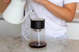 Jarra de vidrio con diseño moderno para una preparación precisa, parte de EspressoGear, Últimas novedades, todo sobre café.