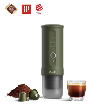 Espresso portátil en tono verde bosque con café molido, cápsula y espresso en vaso, categoría cafeteras portátiles.