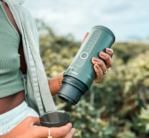 Cafetera espresso portátil en verde bosque con taza a juego, perfecta para preparación manual al aire libre de Senaste nytt.