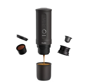 Cafetera portátil gris espacial con cápsulas, café molido y espresso en taza a juego para uso al aire libre