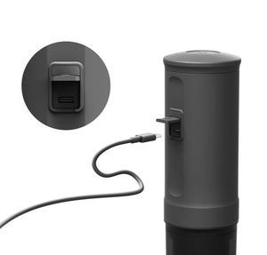 Cafetera espresso portátil en tono gris oscuro con carga USB, parte de cafeteras portátiles y equipos.