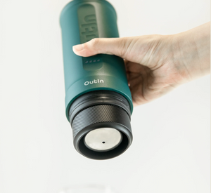 Cafetera portátil en verde bosque con compartimento personalizado para cápsulas, perfecta para la preparación manual al aire libre y los amantes del café.