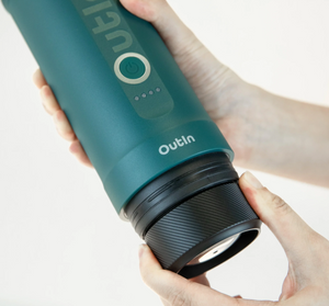 Cafetera espresso portátil de mano en turquesa con compartimento ajustable para cápsulas, de la categoría de cafeteras portátiles.
