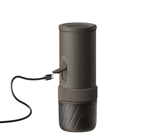 Cafetera espresso portátil en gris oscuro con carga USB, parte de cafeteras portátiles y equipo de Últimas novedades