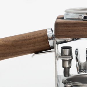 Soporte para portafiltros de madera y metal para un descanso estable durante la preparación de espresso, accesorios para baristas, todo sobre café.