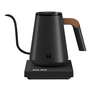 Hervidor eléctrico negro con pico estrecho y detalle de madera, de Timemore y preparar accesorios para barista espresso