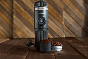 Nanopresso portátil negra con café en cápsula y café molido, accesorios de espresso de barista y cafeteras portátiles.