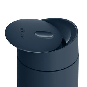 Taza para llevar aislada en azul piedra con apertura deslizante suave, parte de Fellow, Take away, EspressoGear, todo sobre café.
