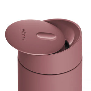 Taza de viaje rosa reutilizable con tapa deslizante de diseño moderno, parte de Fellow, Take away, EspressoGear, todo sobre café.